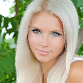 Голая блондинка Katerina H разделась на природе