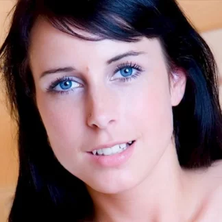 Голубоглазая женщина на белой постели