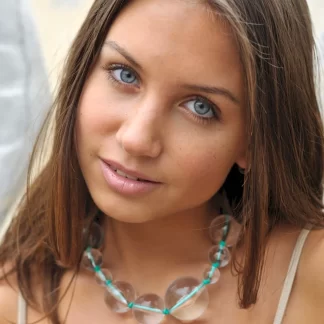 Сексуальная девушка с пронзительным взглядом