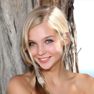 голая красавица на природе