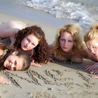 Четыре девушки на море