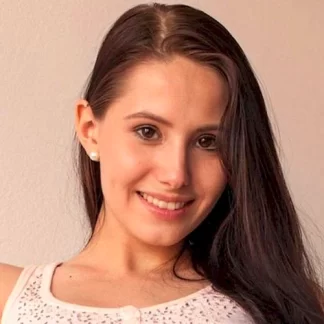 Молоденькая брюнетка раздвинула ножки