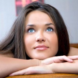 Голубоглазая мечтательница Gaby сжала свои упругие сиськи