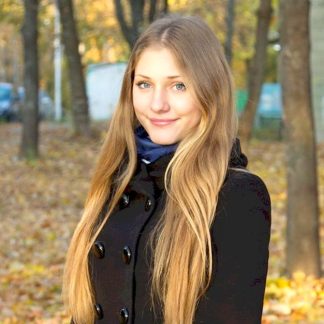 Эротика девушки в осенний день