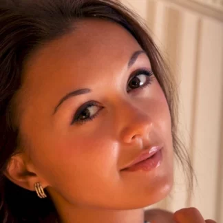 Контрастный загар на голеньком теле няшки