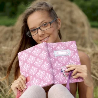 Молоденькая голая девушка и ее личный дневник