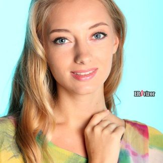 Стройная голая блондинка в студии