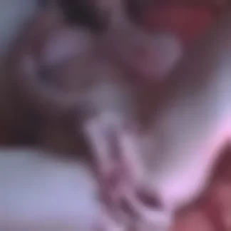 Активная эрогенная зона голой девушки на кровати