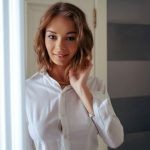 Соблазнительная девушка с большой грудью и гладкой писькой голая в чулках