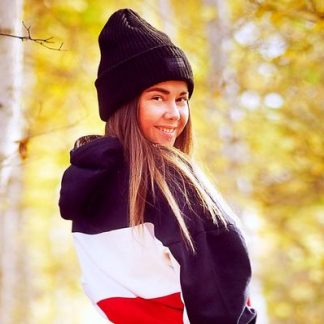 красивая девушка в осеннем лесу