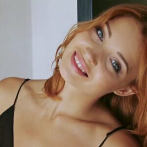 Нежная эротика сочной рыженькой девушки в постели