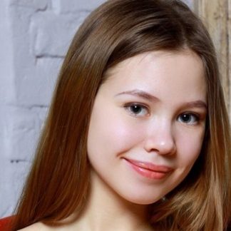 Красивая голая девушка с грушевидной формой груди показывает письку