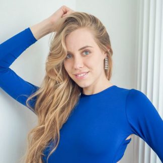 Стройная блондинка снимает синее вечернее платье