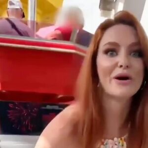 Рыженькая показала вагину под юбкой сдвинув трусики