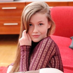 Emily Bloom закрытая гладкая пися и сочная попа