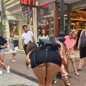 нагнулась девушка без трусов под платьем