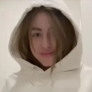 Милашка без трусиков показала контрастный загар на сиськах