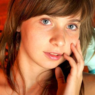 Обнаженная девушка на железной скамейке высоко задирает ножки