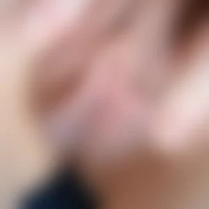 Красивое влагалище с длинными половыми губами и клитором посередине