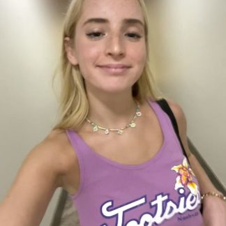 блондинка без лифчика в топе