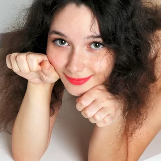 Обаятельная девушка с аппетитной попкой Дженифер