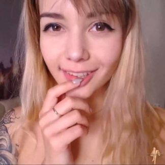 Эмоциональная девушка станцевала голенькой