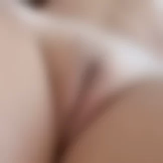 Разжимает и сжимает красивую вульву голая женщина