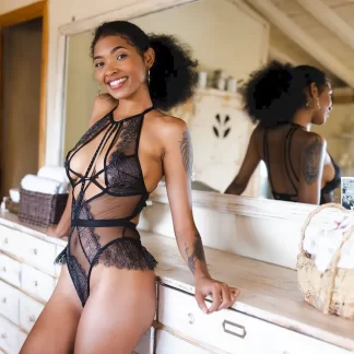 Барби Роуз широко раздвигает ноги на комоде с зеркалом