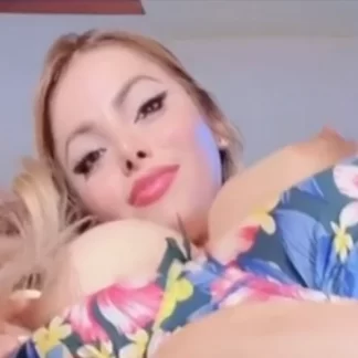 симпатичная девушка смотрит сверху вниз