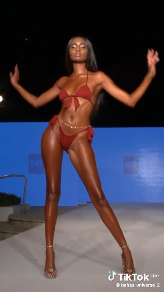 Үлкен әтештері бар екі дос әйелін трахает