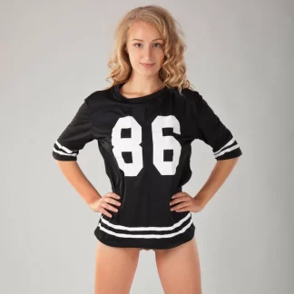 Обворожительная голая блондинка с кудряшками в студии