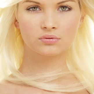 Стройная блондинка Франциска Фаселла с маленькими сиськами и бритой писькой