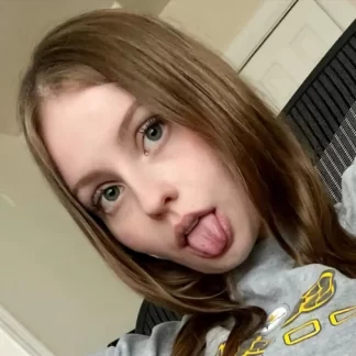 Любительские фото большой попки и бритой киски девушки показывающей язык