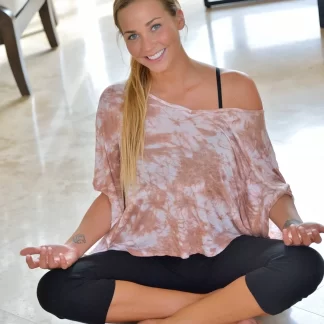 Легкая разминка красивой американки в обнаженном виде