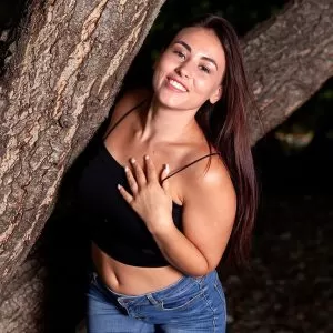 Sumiko у дерева снимает джинсы с топом