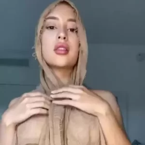 эротические восточные танцы красивой женщины