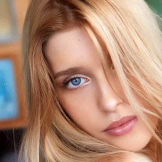 Сексуальная красавица Фрейя Майер голая позирует на стуле у окна