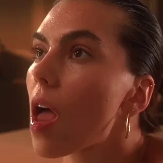 Влажная горячая женщина остужает свою страсть