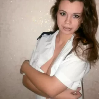 Домашнее ню полностью раздевшейся красивой девушки