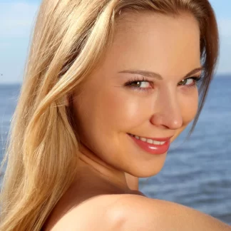 Эротика у старого пирса: Лучезарная блондинка на берегу реки