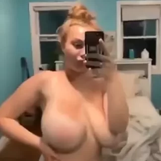 Частное видео селфи блондинки с большой грудью и контрастным загаром