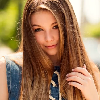 Прелестная девушка с аппетитной попкой позирует обнаженной снимая джинсовый сарафан