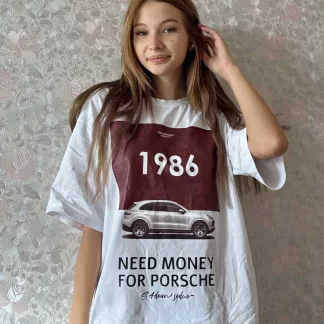 Под футболкой идеальное тело сексуальной девушки