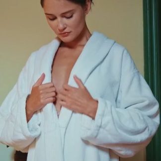 Sonya-Blaze на видео снимает халат и голая натирает маслом