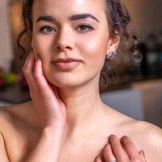 Пикантная обнаженная женщина Аркадия у серого дивана дает соло